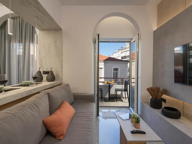 Living area with arched opening to the balcony, Amara Local Experience, Nea Chora