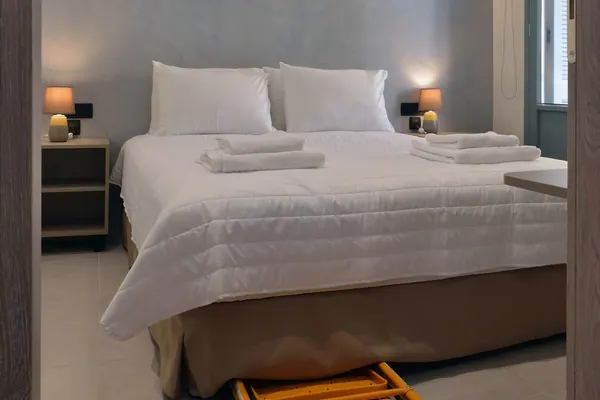 Bedroom with double bed and luggage rack, Amara Porto Living Apartment 1