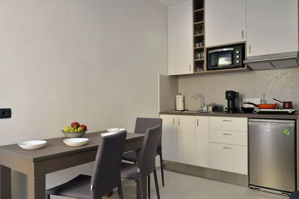 Kitchen with breakfast bar, fridge and hob, Amara Porto Living Apartment 2
