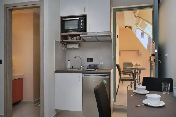 Kitchenette with hob, oven and fridge, Amara Porto Living Studio