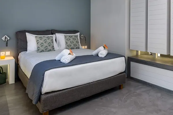 King-size bed with bedside lighting, Solar Standard Apartment, Agia Marina