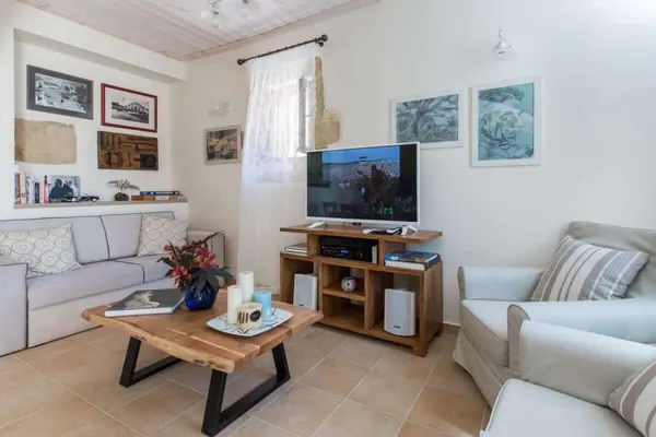 Ground-floor living room with sofa and smart satellite TV, Villa Theta